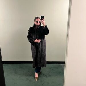 Elegant 100% chocolate brown mink fur coat